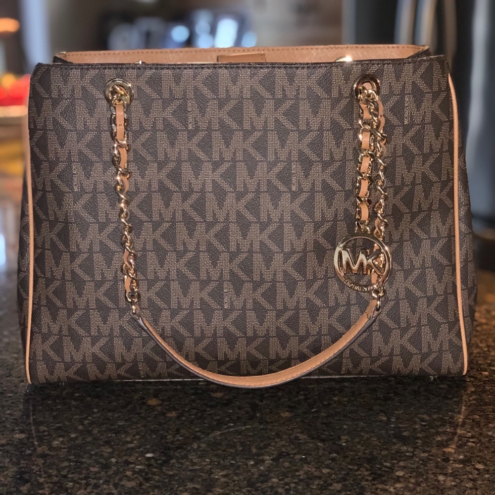 NWT NEVER USED MICHAEL KORS HANDBAG